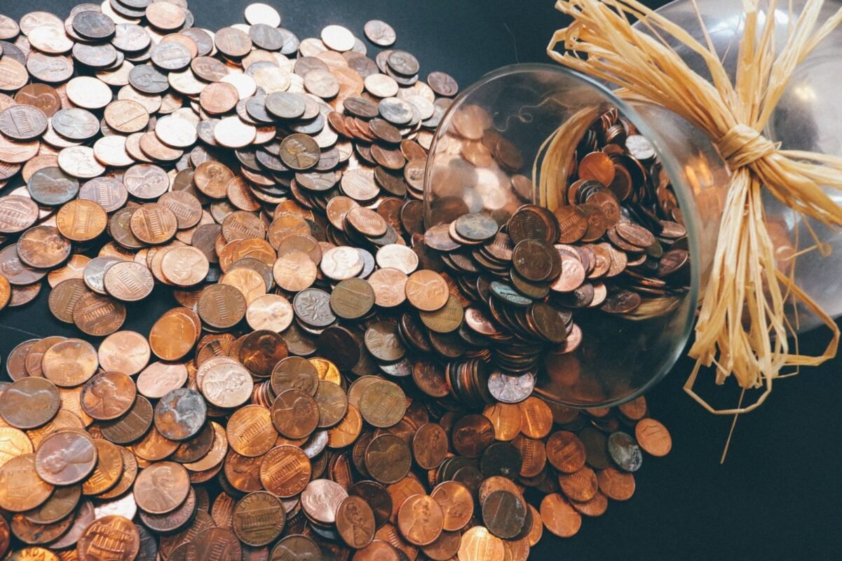倾倒的硬币象征资金（示意图）
